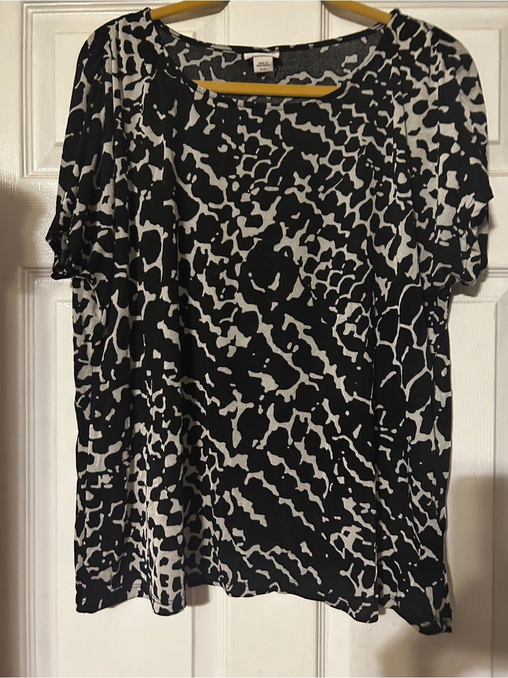 Jaclyn Smith Black and White Printed Short Sleeve Blouse
